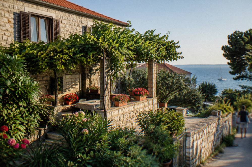 Stone apartment house with a vine terrace near Diklo sea